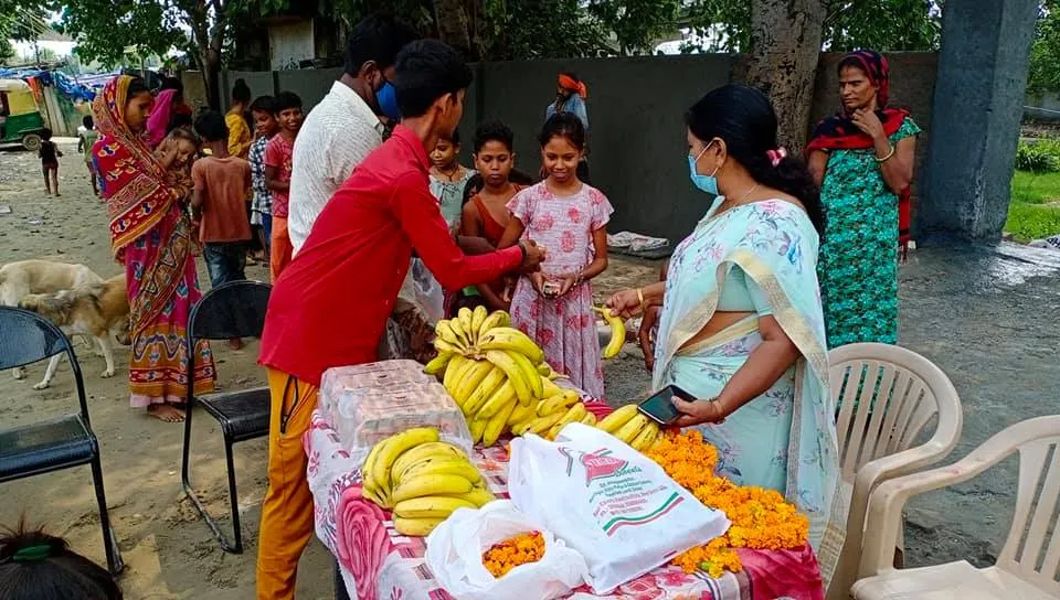 बेहलोलपुर झुग्गी बस्ती में दौरा, बच्चों को फल-बिस्किट वितरित — तस्वीर 10 में से 15