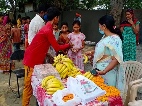बेहलोलपुर झुग्गी बस्ती में दौरा, बच्चों को फल-बिस्किट वितरित — 10