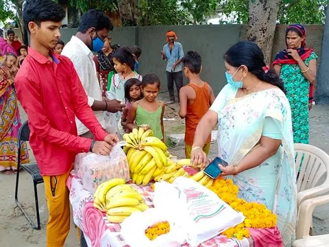 बेहलोलपुर झुग्गी बस्ती में दौरा, बच्चों को फल-बिस्किट वितरित — 11