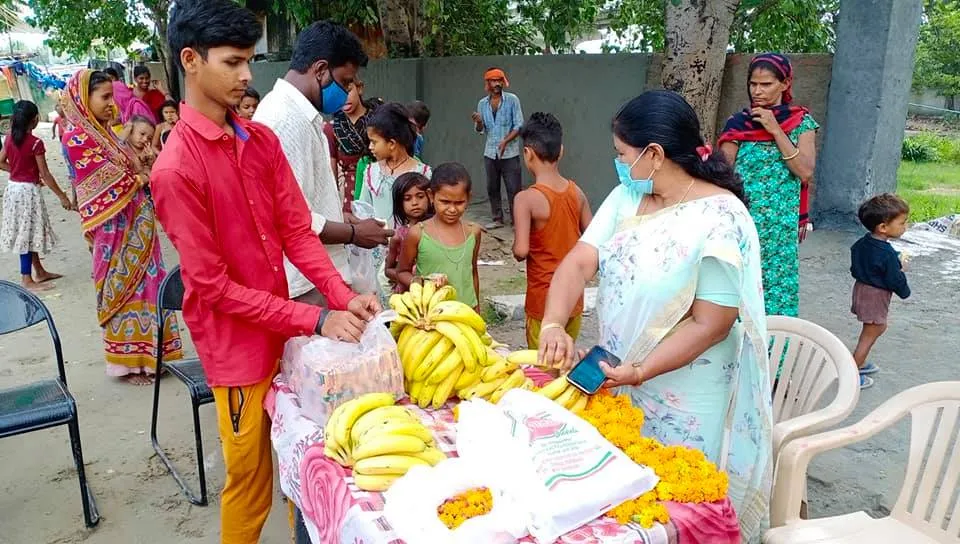 बेहलोलपुर झुग्गी बस्ती में दौरा, बच्चों को फल-बिस्किट वितरित — तस्वीर 11 में से 15