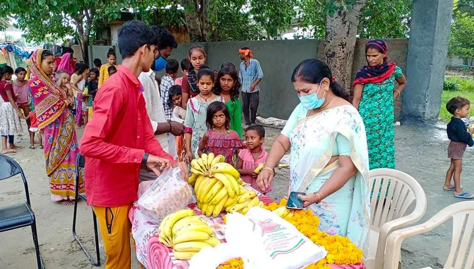 बेहलोलपुर झुग्गी बस्ती में दौरा, बच्चों को फल-बिस्किट वितरित — तस्वीर 12 में से 15