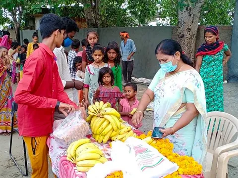 बेहलोलपुर झुग्गी बस्ती में दौरा, बच्चों को फल-बिस्किट वितरित — 12