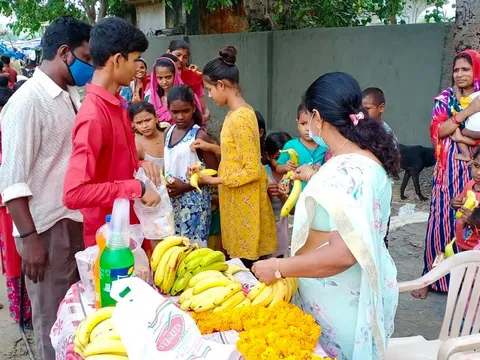 बेहलोलपुर झुग्गी बस्ती में दौरा, बच्चों को फल-बिस्किट वितरित — 13
