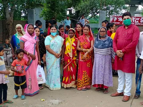बेहलोलपुर झुग्गी बस्ती में दौरा, बच्चों को फल-बिस्किट वितरित — 14
