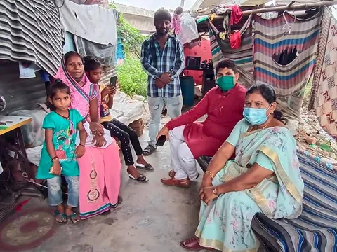 बेहलोलपुर झुग्गी बस्ती में दौरा, बच्चों को फल-बिस्किट वितरित — 15