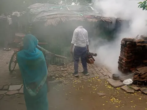 मूलचंद बस्ती और बेला गांव राजघाट में एंटी मलेरिया फॉगिंग — 7
