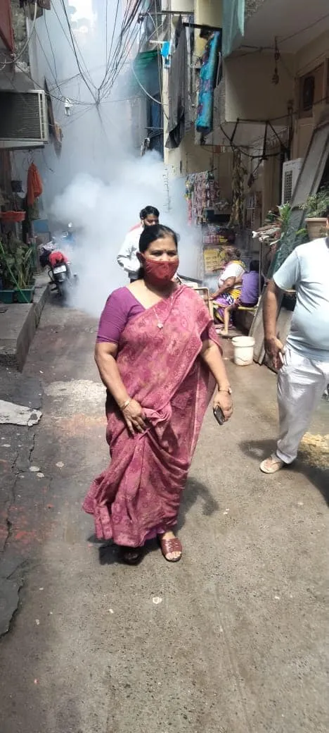 आश्रम कोली कैम्प में एंटी मलेरिया फॉगिंग — तस्वीर 3 में से 4
