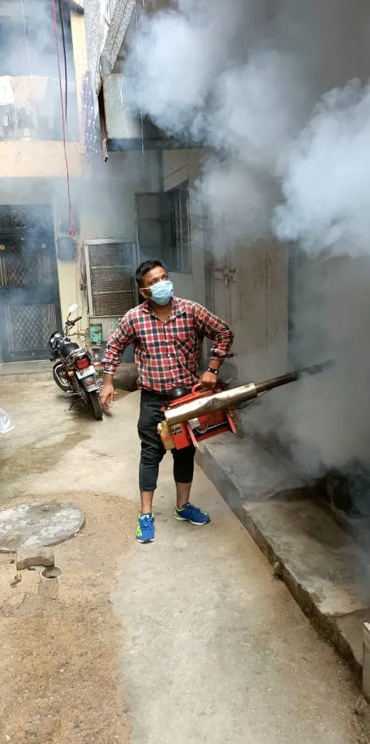 सनलाइट कॉलोनी नं – I की मद्रासी कॉलोनी में एंटी मलेरिया फॉगिंग — तस्वीर 3 में से 5