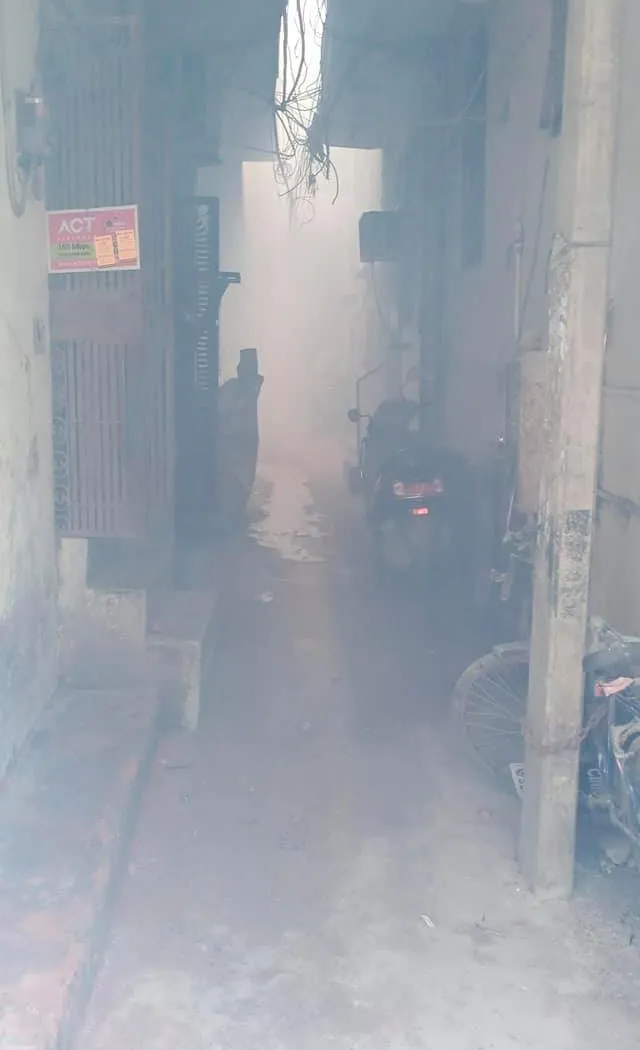 सिद्धार्थ बस्ती, MCD स्कूल और सिद्धार्थ बस्ती मंदिर में एंटी मलेरिया फॉगिंग — तस्वीर 2 में से 6