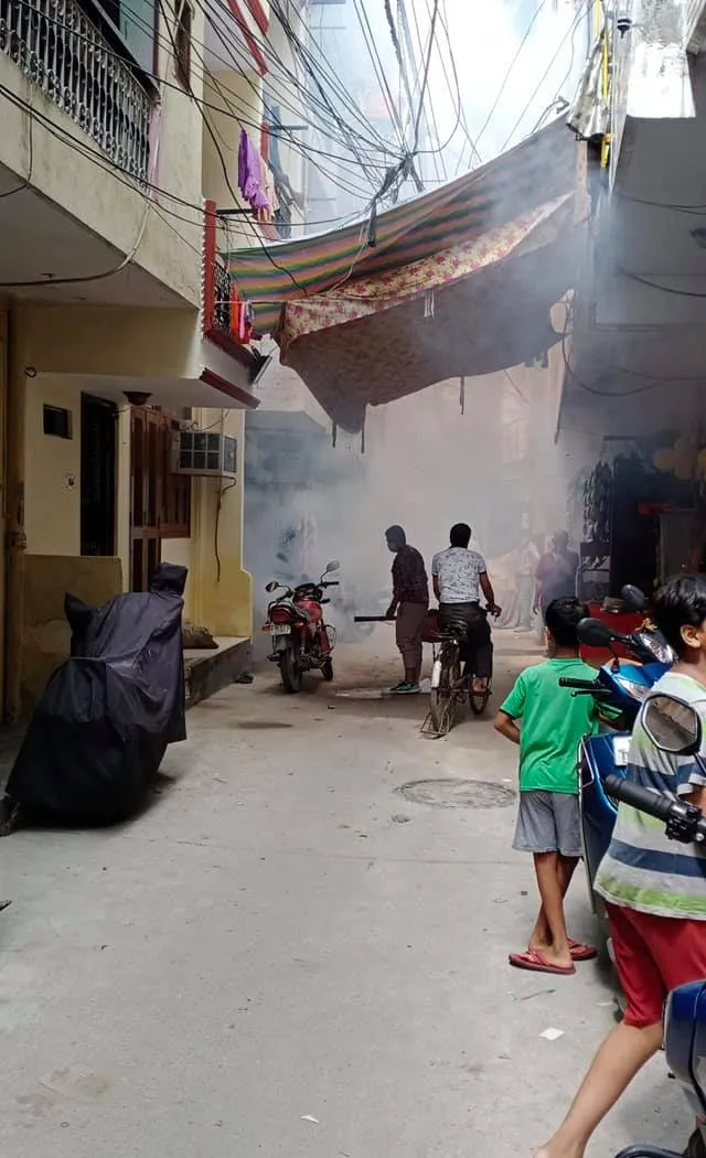 सिद्धार्थ बस्ती, MCD स्कूल और सिद्धार्थ बस्ती मंदिर में एंटी मलेरिया फॉगिंग — तस्वीर 3 में से 6