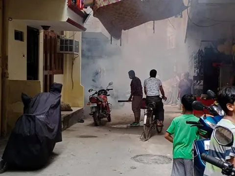 सिद्धार्थ बस्ती, MCD स्कूल और सिद्धार्थ बस्ती मंदिर में एंटी मलेरिया फॉगिंग — 3