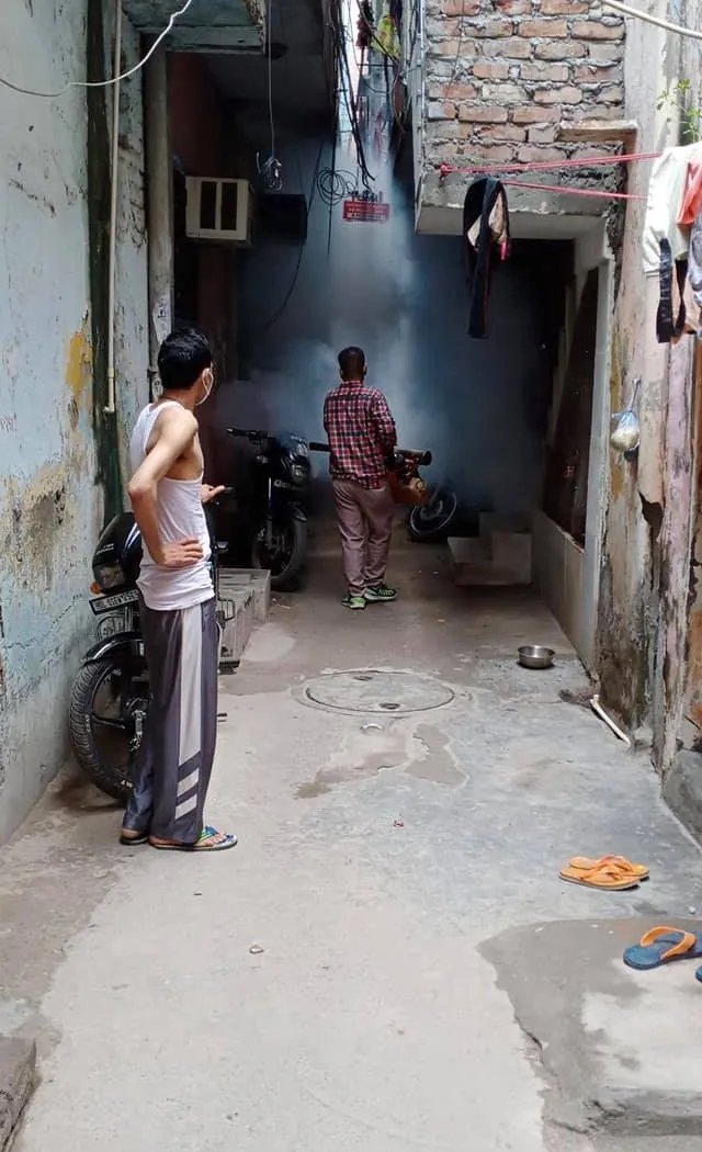सिद्धार्थ बस्ती, MCD स्कूल और सिद्धार्थ बस्ती मंदिर में एंटी मलेरिया फॉगिंग — तस्वीर 4 में से 6
