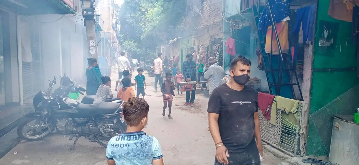 सिद्धार्थ बस्ती, MCD स्कूल और सिद्धार्थ बस्ती मंदिर में एंटी मलेरिया फॉगिंग — तस्वीर 6 में से 6