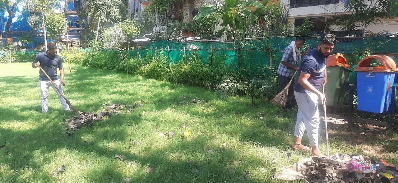 वरिष्ठ नागरिक व अन्य पार्कों की सफाई — तस्वीर 7 में से 10