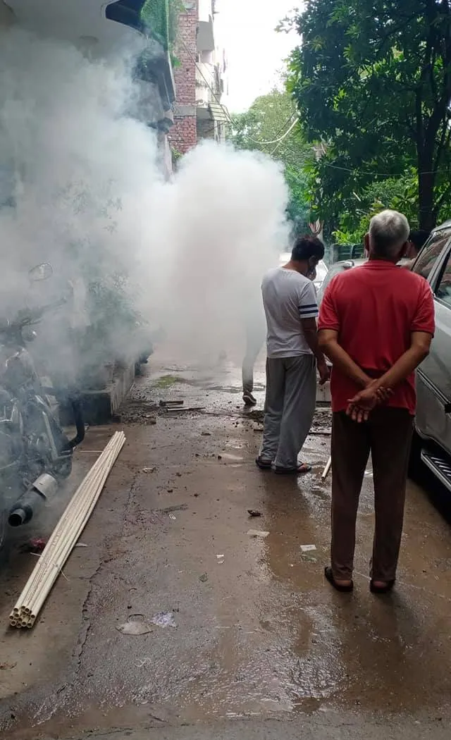 भगवान नगर चौक की मार्किट व जीवन नगर में एंटी मलेरिया फॉगिंग — तस्वीर 2 में से 14