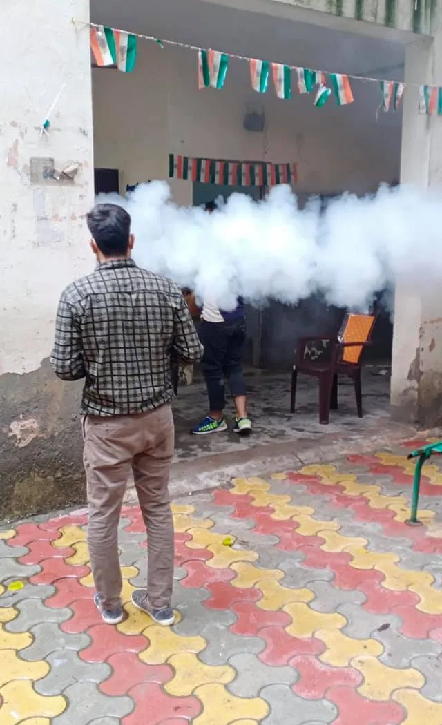 भगवान नगर चौक की मार्किट व जीवन नगर में एंटी मलेरिया फॉगिंग — तस्वीर 3 में से 14