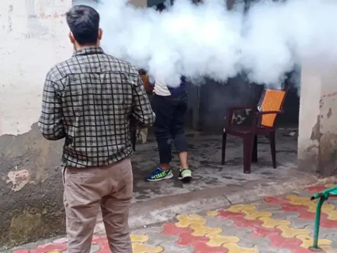 भगवान नगर चौक की मार्किट व जीवन नगर में एंटी मलेरिया फॉगिंग — 3