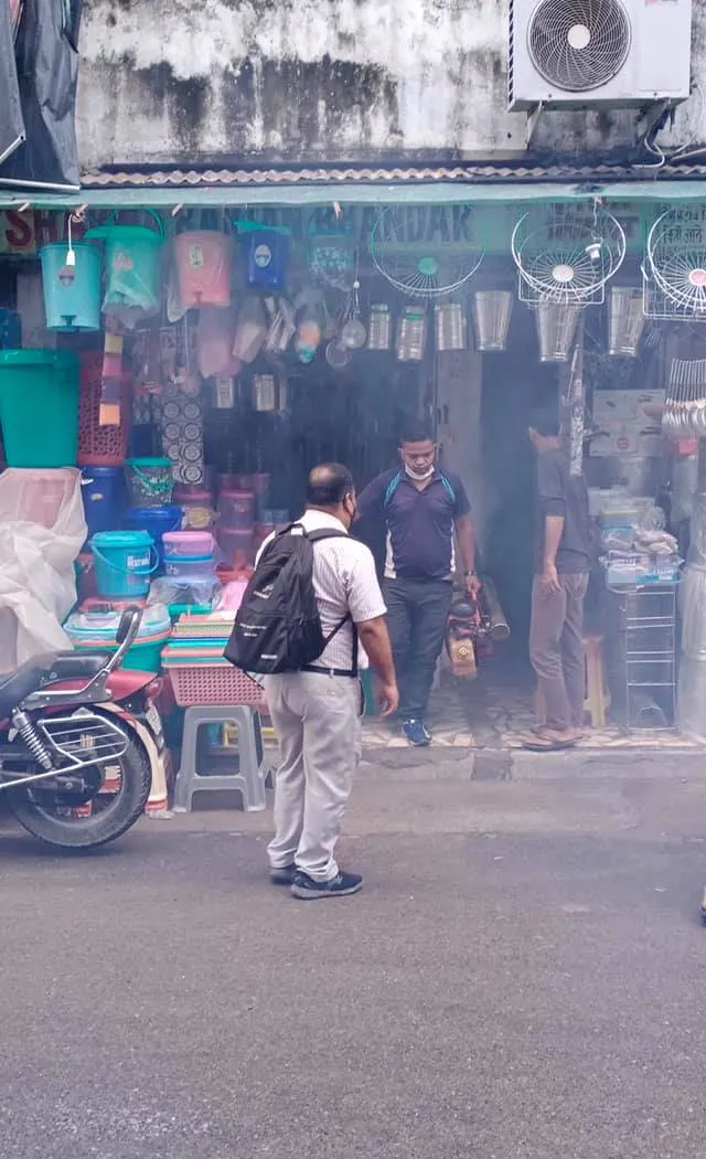भगवान नगर चौक की मार्किट व जीवन नगर में एंटी मलेरिया फॉगिंग — तस्वीर 5 में से 14