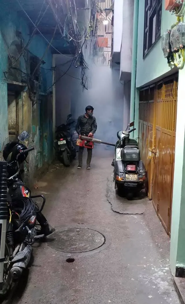 भगवान नगर चौक की मार्किट व जीवन नगर में एंटी मलेरिया फॉगिंग — तस्वीर 7 में से 14