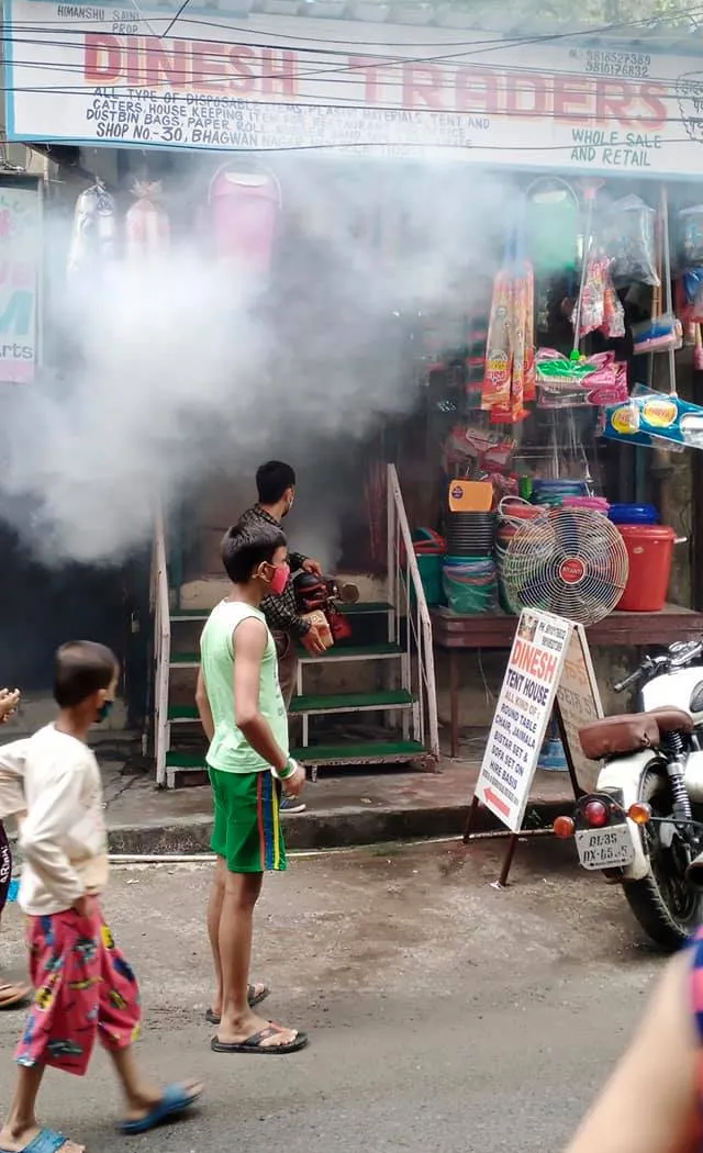 भगवान नगर चौक की मार्किट व जीवन नगर में एंटी मलेरिया फॉगिंग — तस्वीर 8 में से 14