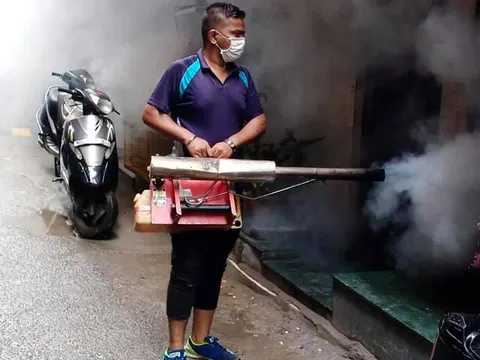 भगवान नगर चौक की मार्किट व जीवन नगर में एंटी मलेरिया फॉगिंग — 10
