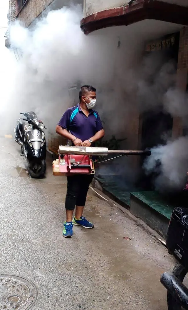 भगवान नगर चौक की मार्किट व जीवन नगर में एंटी मलेरिया फॉगिंग — तस्वीर 10 में से 14
