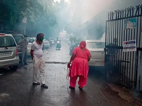 भगवान नगर चौक की मार्किट व जीवन नगर में एंटी मलेरिया फॉगिंग — 12