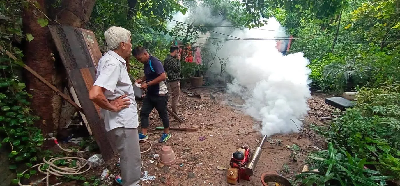 भगवान नगर चौक की मार्किट व जीवन नगर में एंटी मलेरिया फॉगिंग — तस्वीर 14 में से 14
