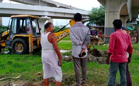 बेहलोलपुर झुग्गी बस्ती में JCB से जलभराव की समस्या दूर