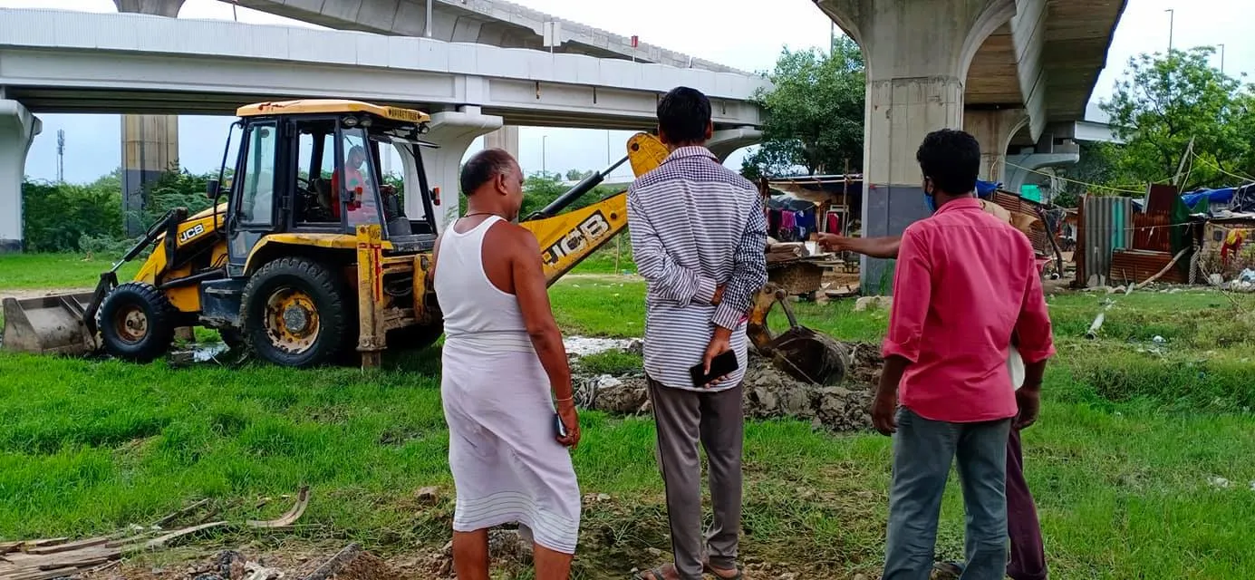 बेहलोलपुर झुग्गी बस्ती में JCB से जलभराव की समस्या दूर — तस्वीर 2 में से 3