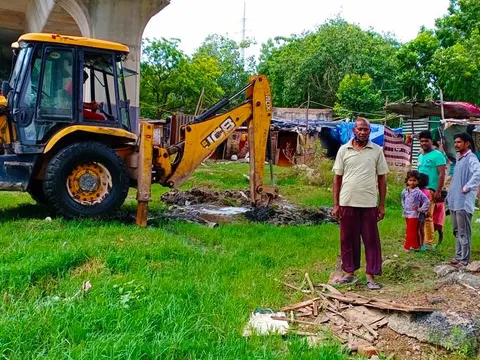 बेहलोलपुर झुग्गी बस्ती में JCB से जलभराव की समस्या दूर — 3