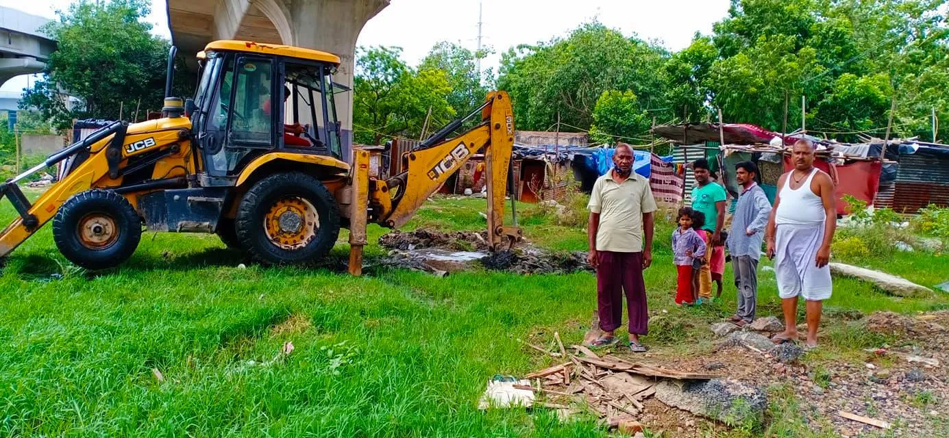 बेहलोलपुर झुग्गी बस्ती में JCB से जलभराव की समस्या दूर — तस्वीर 3 में से 3