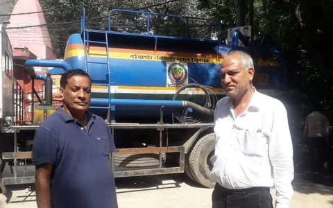 किलोकरी गांव के वैष्णव मंदिर के बाहर नाले की सफाई