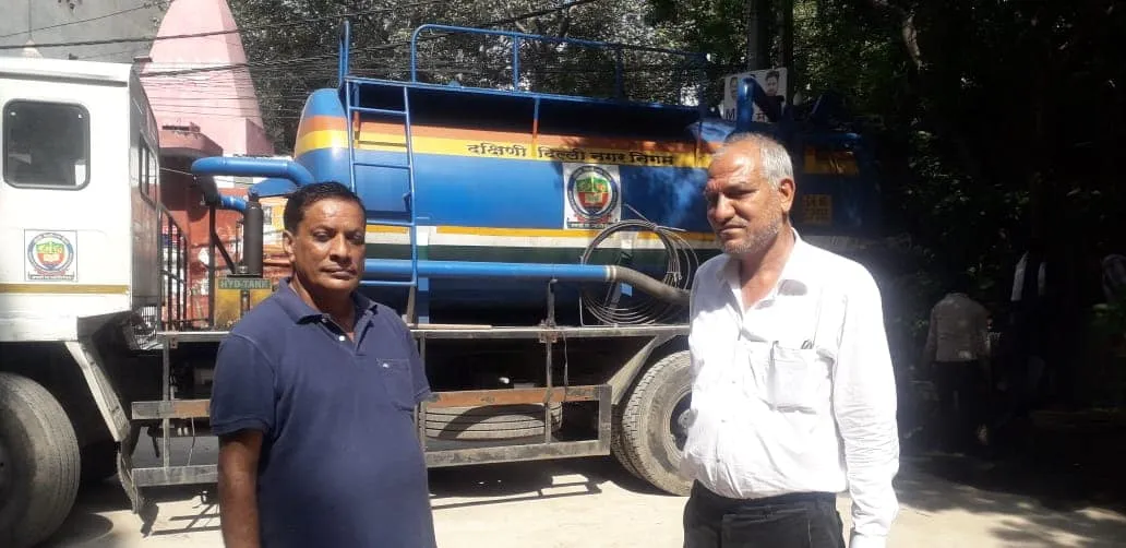 किलोकरी गांव के वैष्णव मंदिर के बाहर नाले की सफाई — तस्वीर 1 में से 4