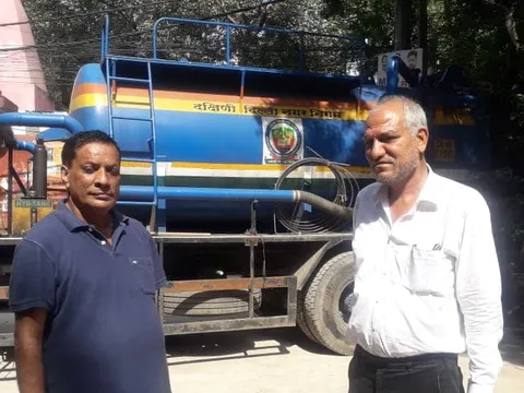 किलोकरी गांव के वैष्णव मंदिर के बाहर नाले की सफाई