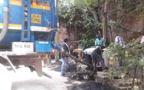 किलोकरी गांव के वैष्णव मंदिर के बाहर नाले की सफाई