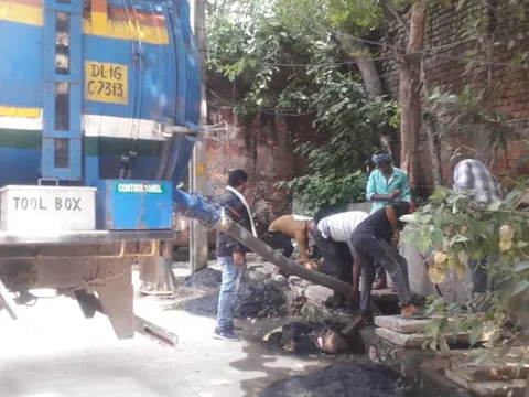 किलोकरी गांव के वैष्णव मंदिर के बाहर नाले की सफाई — 2