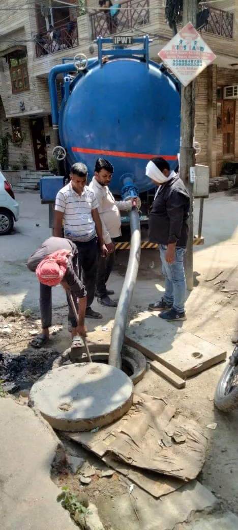 किलोकरी गांव के वैष्णव मंदिर के बाहर नाले की सफाई — तस्वीर 3 में से 4