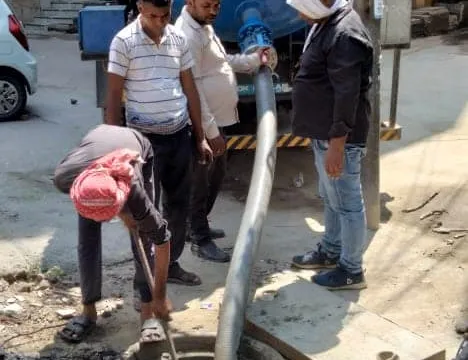 किलोकरी गांव के वैष्णव मंदिर के बाहर नाले की सफाई — 3