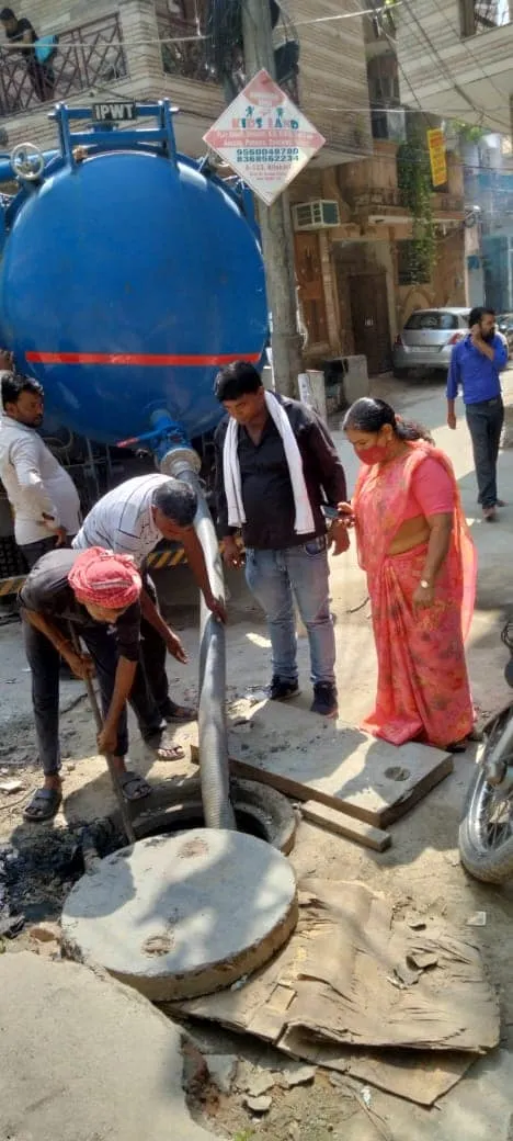 किलोकरी गांव के वैष्णव मंदिर के बाहर नाले की सफाई — तस्वीर 4 में से 4