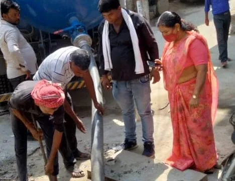 किलोकरी गांव के वैष्णव मंदिर के बाहर नाले की सफाई — 4
