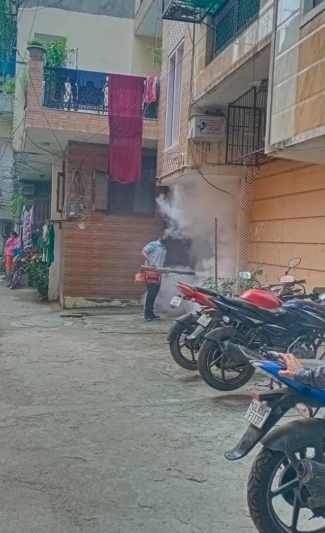 शालीमार पंजाबी कॉलोनी में एंटी मलेरिया फॉगिंग — तस्वीर 2 में से 5
