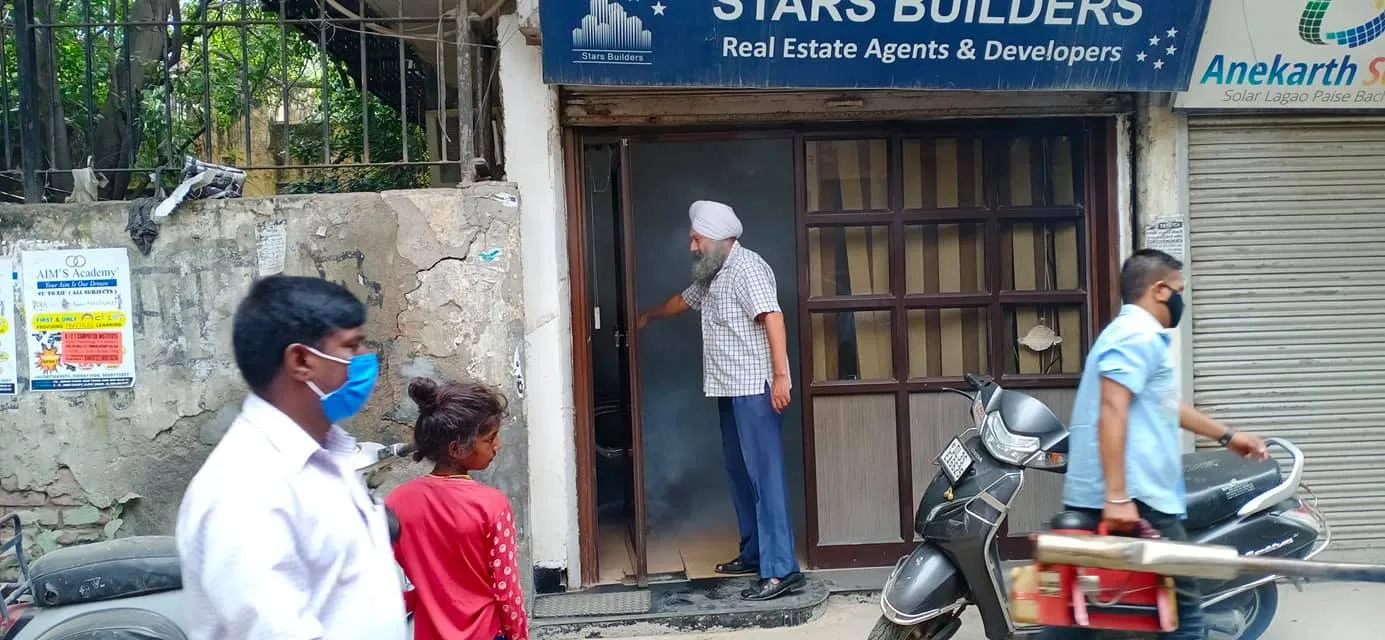 शालीमार पंजाबी कॉलोनी में एंटी मलेरिया फॉगिंग — तस्वीर 3 में से 5
