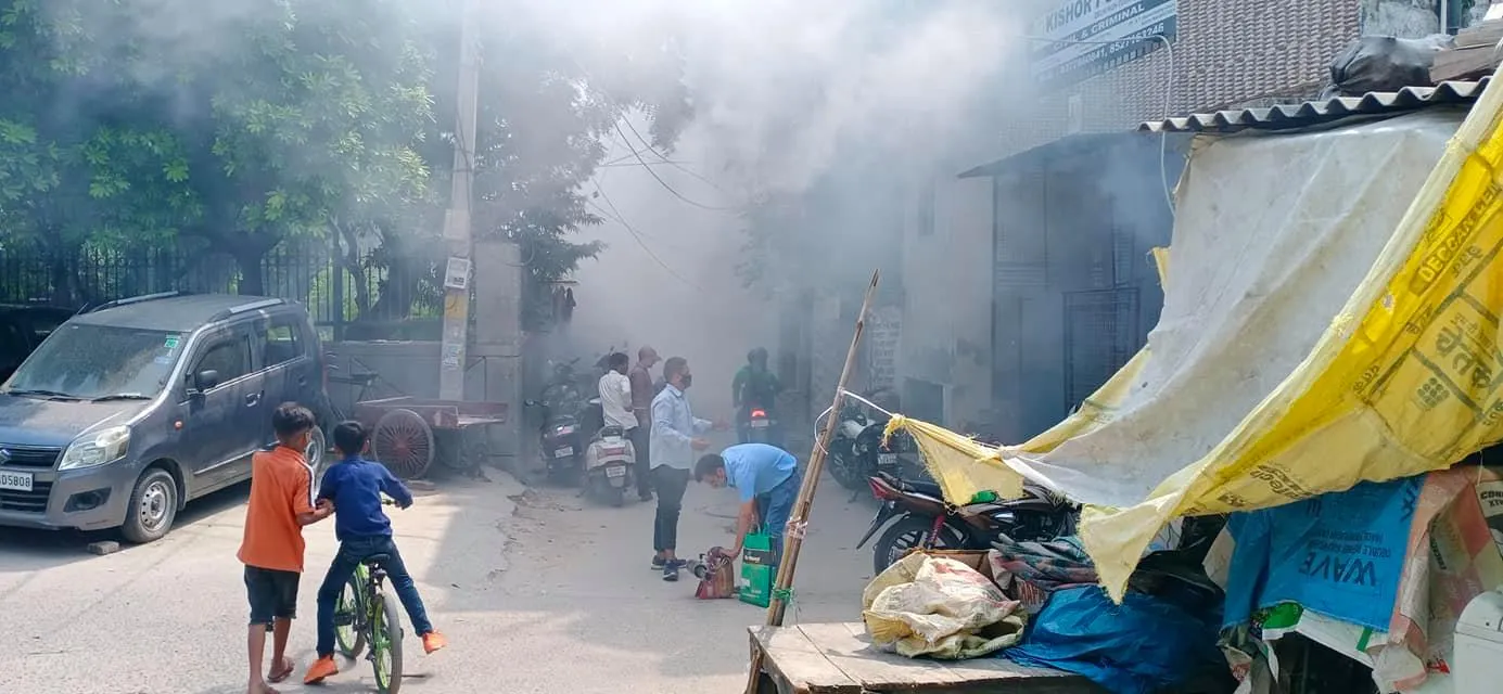 सिद्धार्थ एनक्लेव व शालीमार सिनेमा के पीछे एंटी मलेरिया फॉगिंग — तस्वीर 4 में से 10
