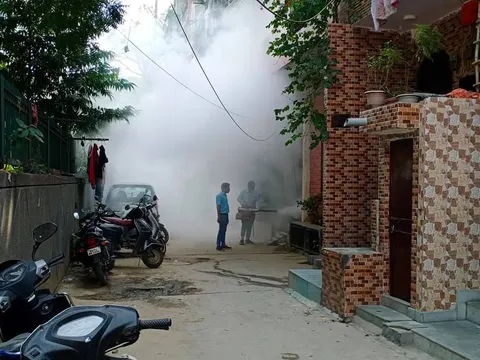 सिद्धार्थ एनक्लेव व शालीमार सिनेमा के पीछे एंटी मलेरिया फॉगिंग — 5