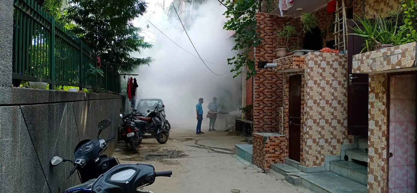 सिद्धार्थ एनक्लेव व शालीमार सिनेमा के पीछे एंटी मलेरिया फॉगिंग — तस्वीर 5 में से 10