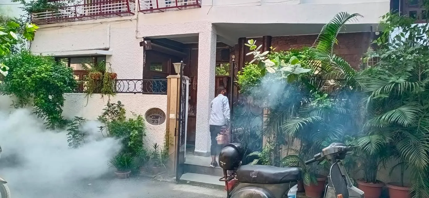 सिद्धार्थ एनक्लेव व शालीमार सिनेमा के पीछे एंटी मलेरिया फॉगिंग — तस्वीर 10 में से 10