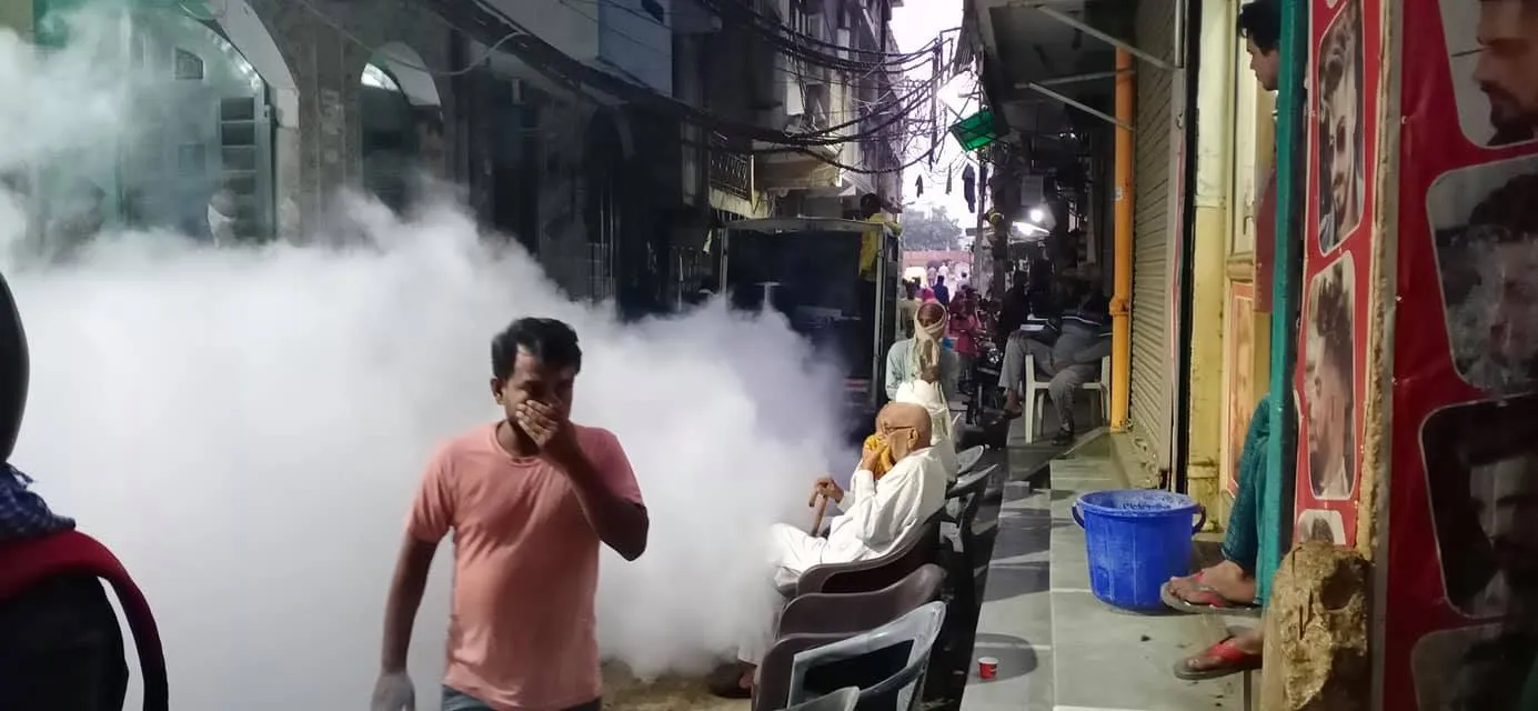 सराय काले खां में टीफा मशीन द्वारा एंटी मलेरिया फॉगिंग — तस्वीर 4 में से 12