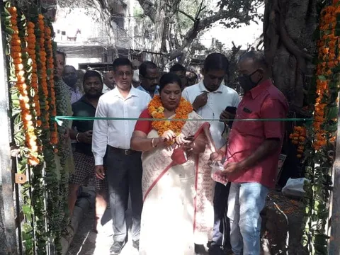 सनलाईट कॉलोनी 2 के स्टोर वाले पार्क में दीवार निर्माण का उद्घाटन