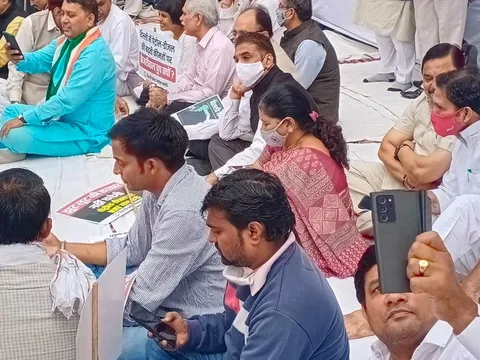 पेट्रोल-डीज़ल पर वैट को लेकर विरोध प्रदर्शन